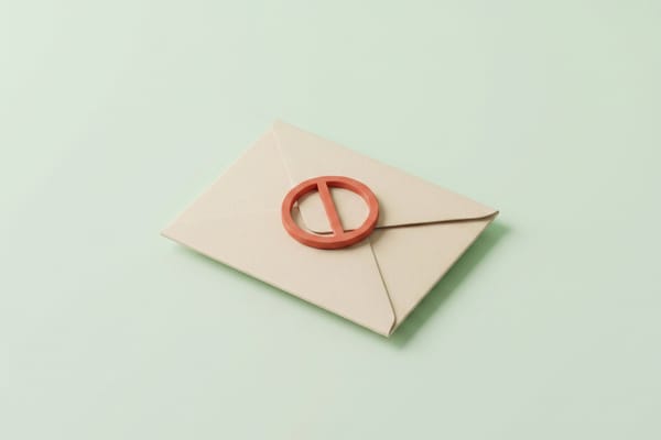 Une enveloppe avec un signe interdit